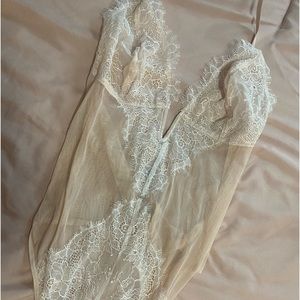 VS Very Sexy V Wire Lingerie in coconut white